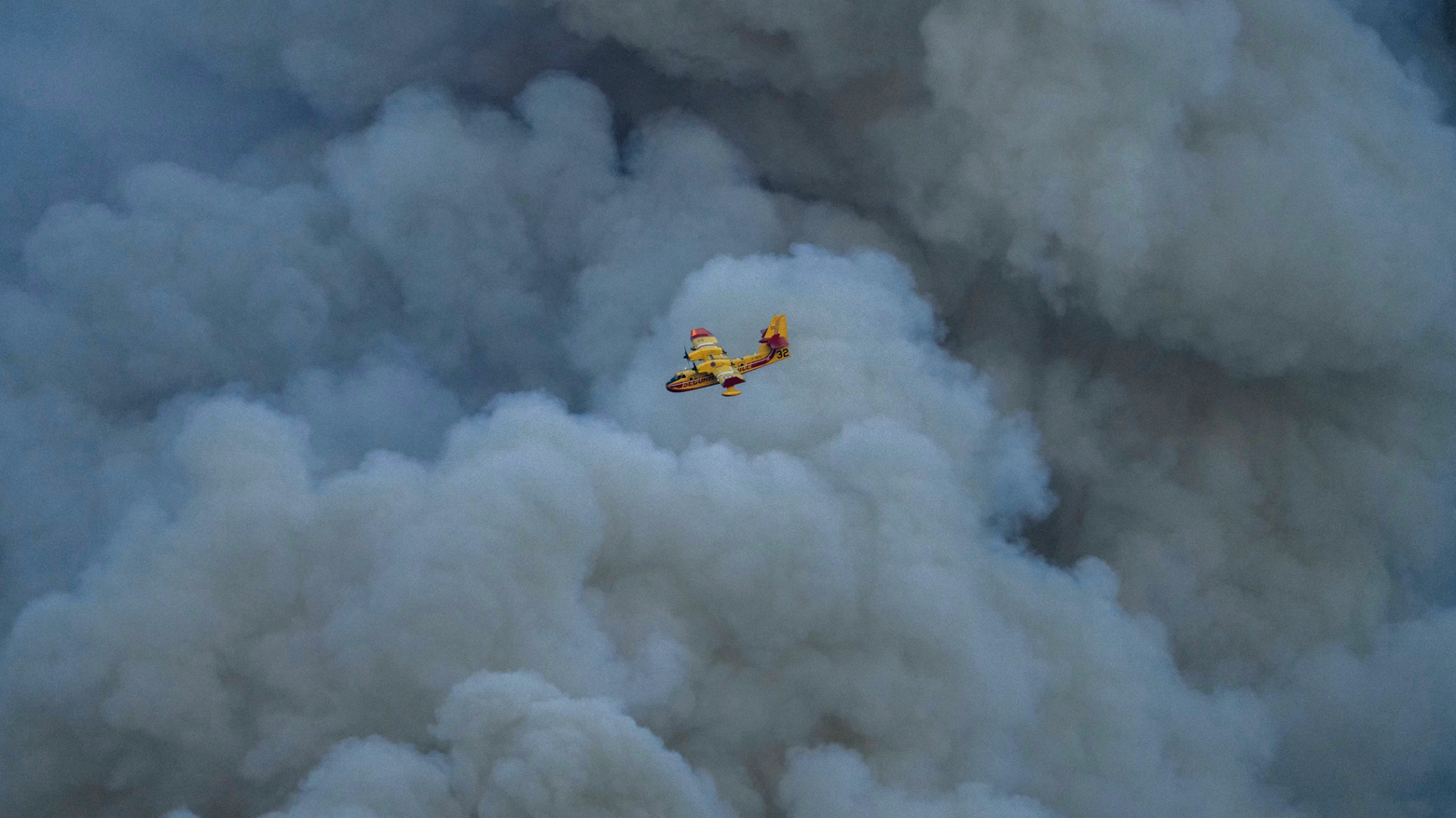 یک هواپیمای Canadair CL-415 متعلق به نیروی امنیت شهری فرانسه، در تاریخ ۵ آگوست ۲۰۲۵، بر فراز آتش‌سوزی جنگلی در جنوب غربی فرانسه، پرواز می‌کند – عکس: AFP