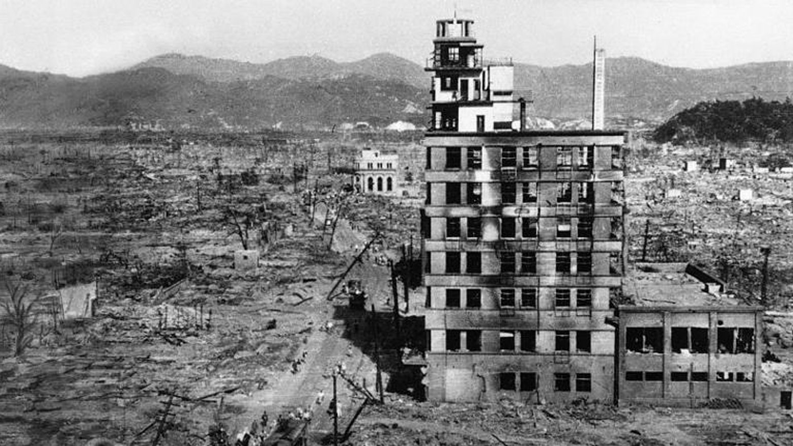 هيكل لمبنى وسط الأنقاض في هيروشيما اليابانية يوم 8 أغسطس/آب 1945 (أسوشيتدبرس)