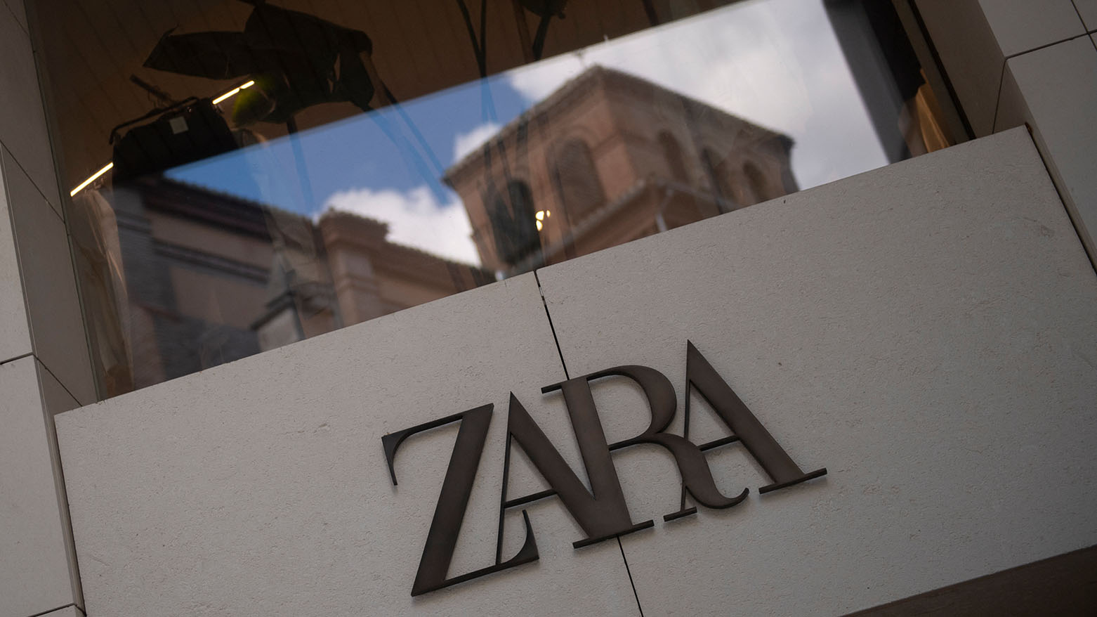 هيئة بريطانية ترغم "زارا" على سحب صورتين لعارضتين نحيفتين للغاية