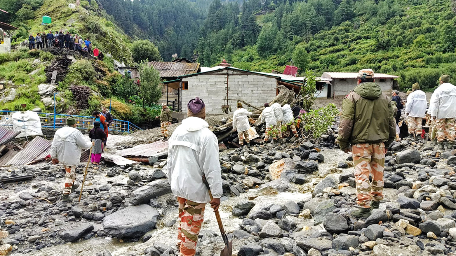 أفراد من قوات الأمن الهندية ينفذون عملية إنقاذ بعد فيضان مفاجئ في ولاية أوتاراخاند (فرانس برس)