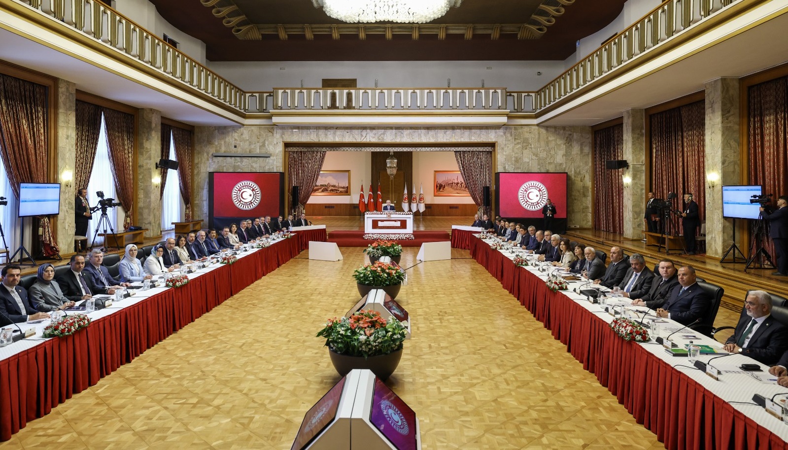 Milli Dayanışma, Kardeşlik ve Demokrasi Komisyonunun ilk toplantısından bir kare