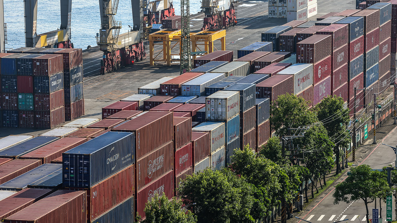 الولايات المتحدة تبدأ فرض التعرفات الجديدة على منتجات عشرات الدول