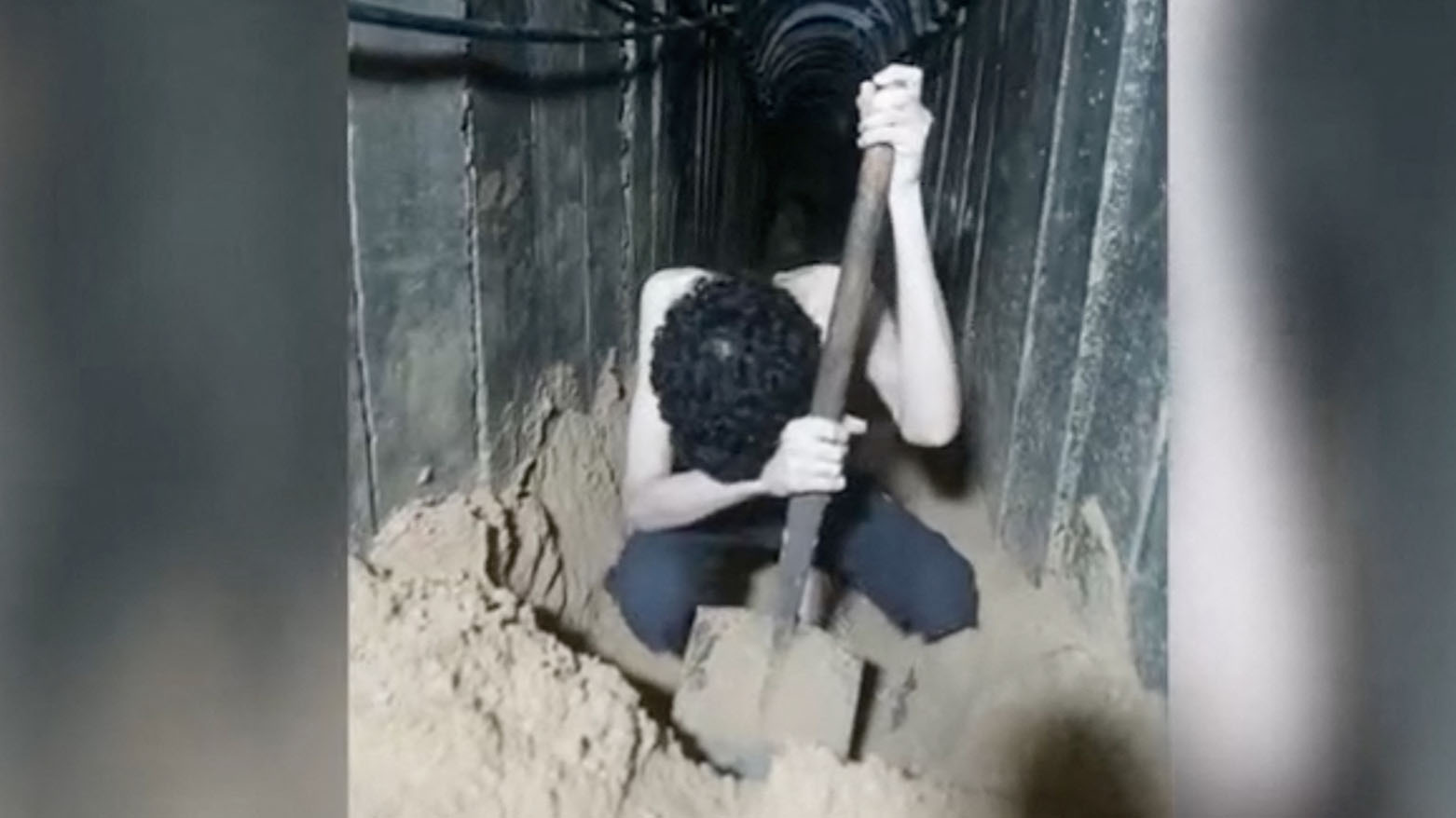قوارب تقل عائلات الرهائن في غزة تبحر قبالة سواحل القطاع للمطالبة بالافراج عنهم