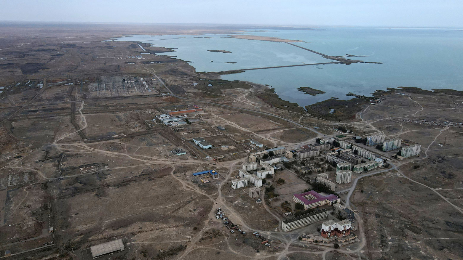 صورة جوية تُظهر قرية أولكين وموقع محطة الطاقة النووية المقترح بالقرب منها على ضفاف بحيرة بلخاش (فرانس برس)