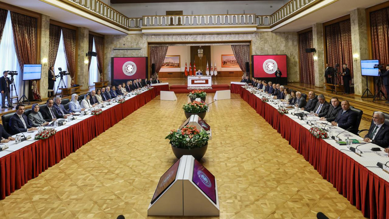 Komîsyona Parlamentoyê bi rayedarên payebilind ên ewlehiyê re civiya