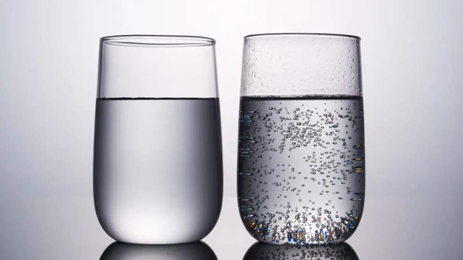 المياه الفوارة أم المياه العادية... أيهما يرطب جسمك بشكل أفضل؟