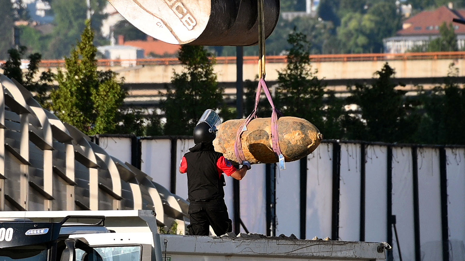 إبطال مفعول قنبلة جوية من الحرب العالمية الثانية تزن 500 كيلوغرام في بلغراد