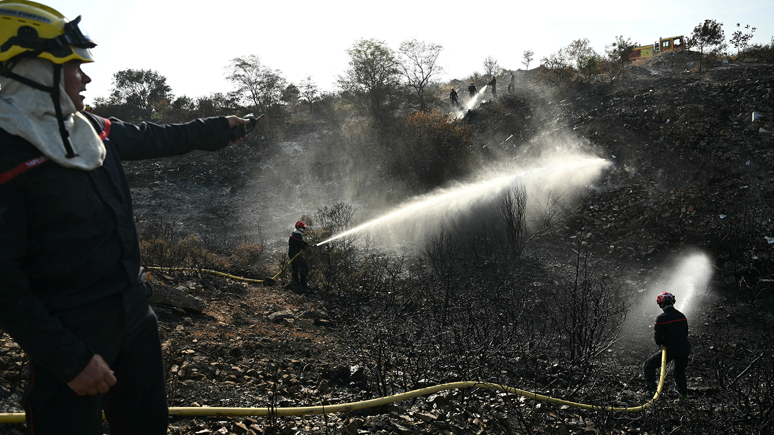 عناصر الإطفاء يكافحون حريقاً هائلاً في جنوب فرنسا