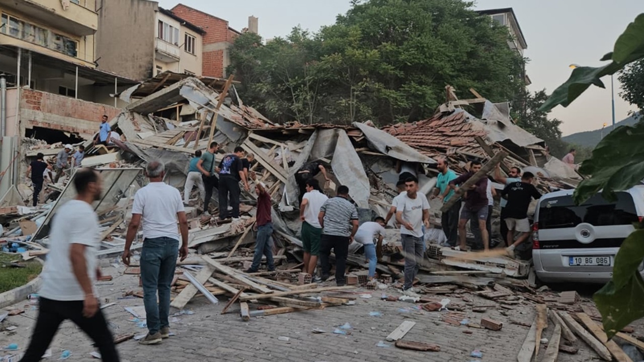 Balıkesir depreminde 1 kişi hayatını kaybetti