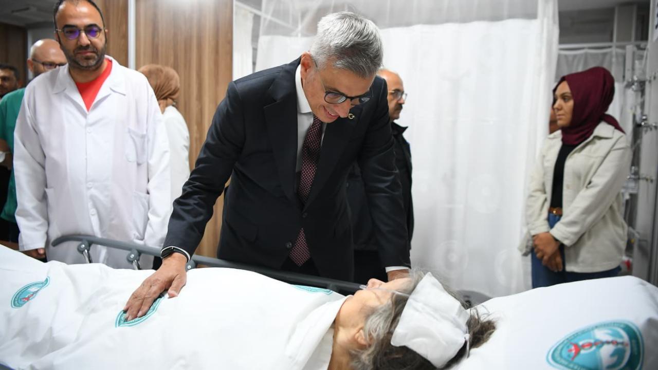 Türkiye’s Health Minister Kemal Memişoğlu visits and checks on those injured in the 6.1-magnitude earthquake in Balıkesir, Türkiye, August 11, 2025. (Photo: TRT)