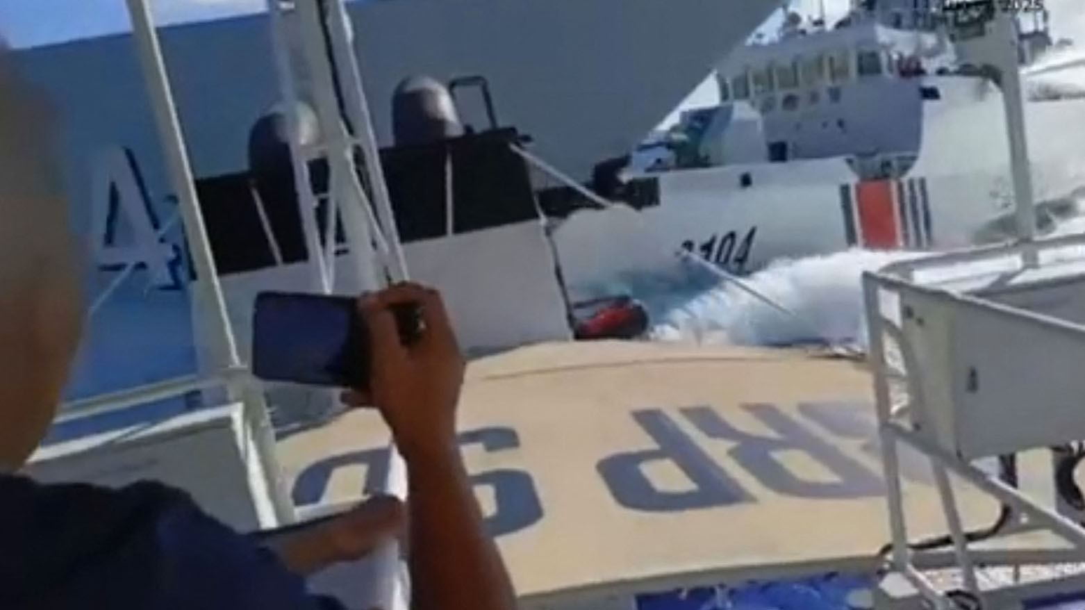 اصطدام سفينتين صينيتين أثناء مطاردة قارب فيليبيني في بحر الصين الجنوبي