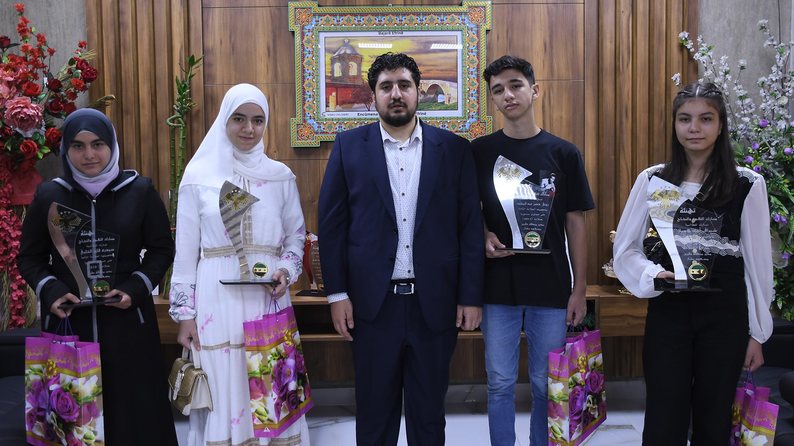 Li Efrînê xwendekarên pêşeng hatine xelatkirin