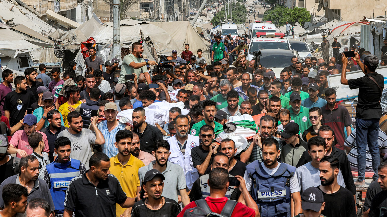 مشيعون يحملون جثامين صحفيي الجزيرة الذين قُتلوا في غارة إسرائيلية في غزة (فرانس برس)