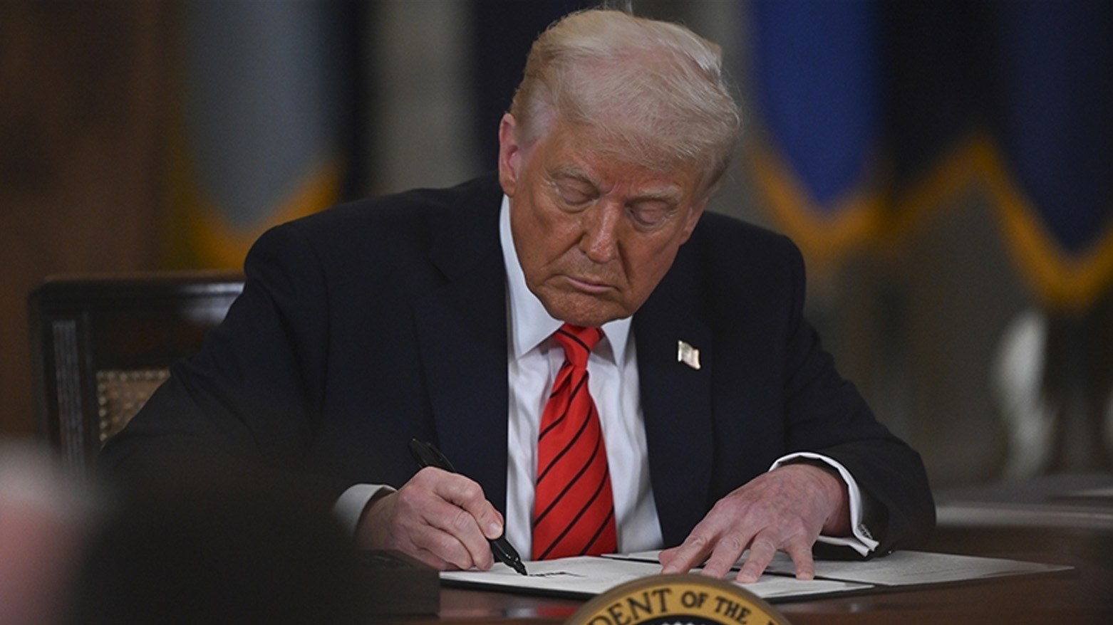Trump, Çin'e tarifeleri 90 gün daha erteledi