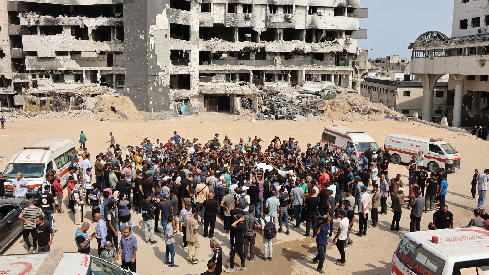 يحمل المشيعون جثامين فلسطينيين، بينهم صحفيون ومسعف، قُتلوا في غارة إسرائيلية على غزة (فرانس برس)