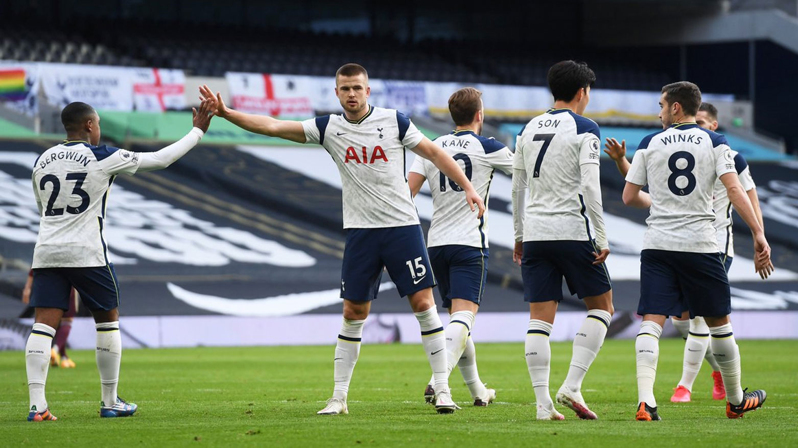 لاعبون من نادي توتنهام