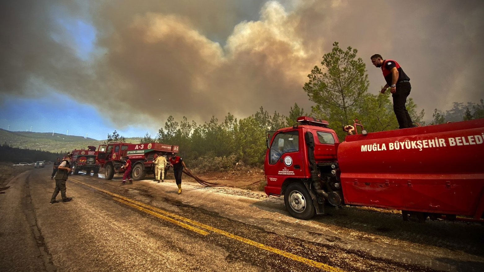 سيارات الإطفاء تحاول إخماد حريق في غابات بمدينة مرسين التركية (الأناصول)