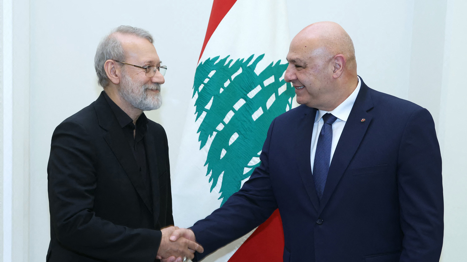 جوزف عون، رئیس جمهور لبنان در ۱۳ اوت ۲۰۲۵ در کاخ ریاست جمهوری در بعبدا، با علی لاریجانی، دبیر شورای عالی امنیت ملی ایران دیدار کرد