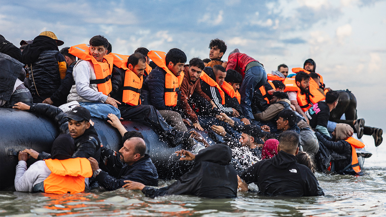 Migrants attempt to board a smuggler's boat off Gravelines, northern France, Aug. 12, 2025. (AFP)