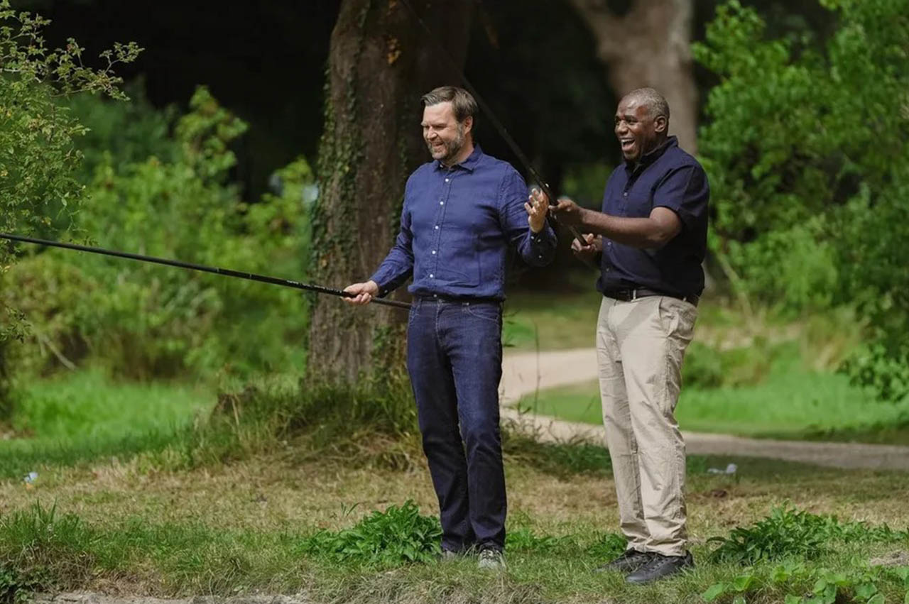 دەیڤد لامی و جەی دی ڤانس لە کاتی ڕاوەماسیدا