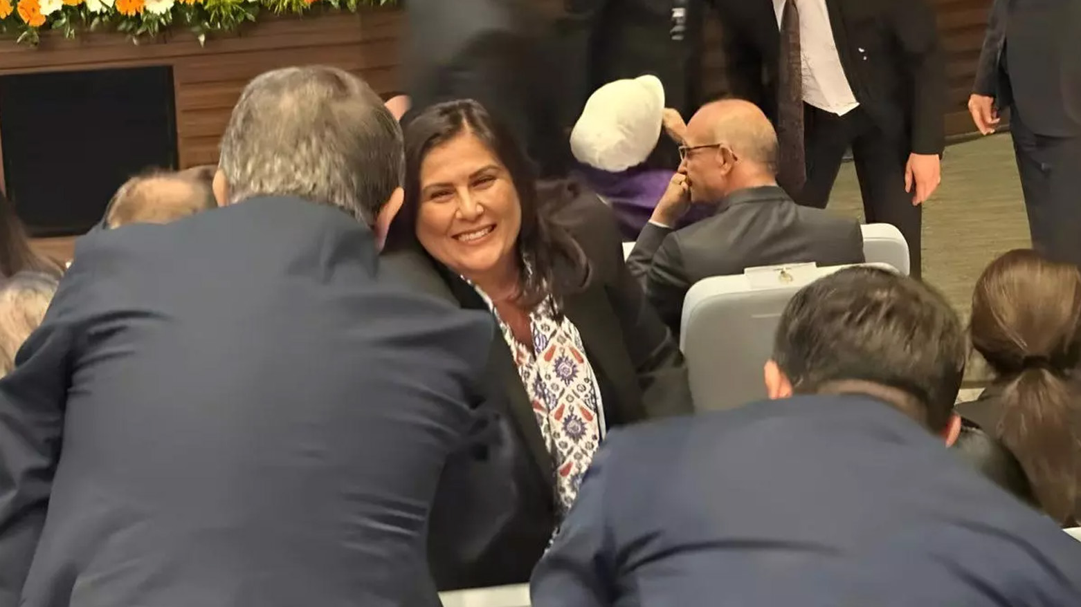 CHP'den istifa eden Özlem Çerçioğlu, AK Parti Genel Merkezinde