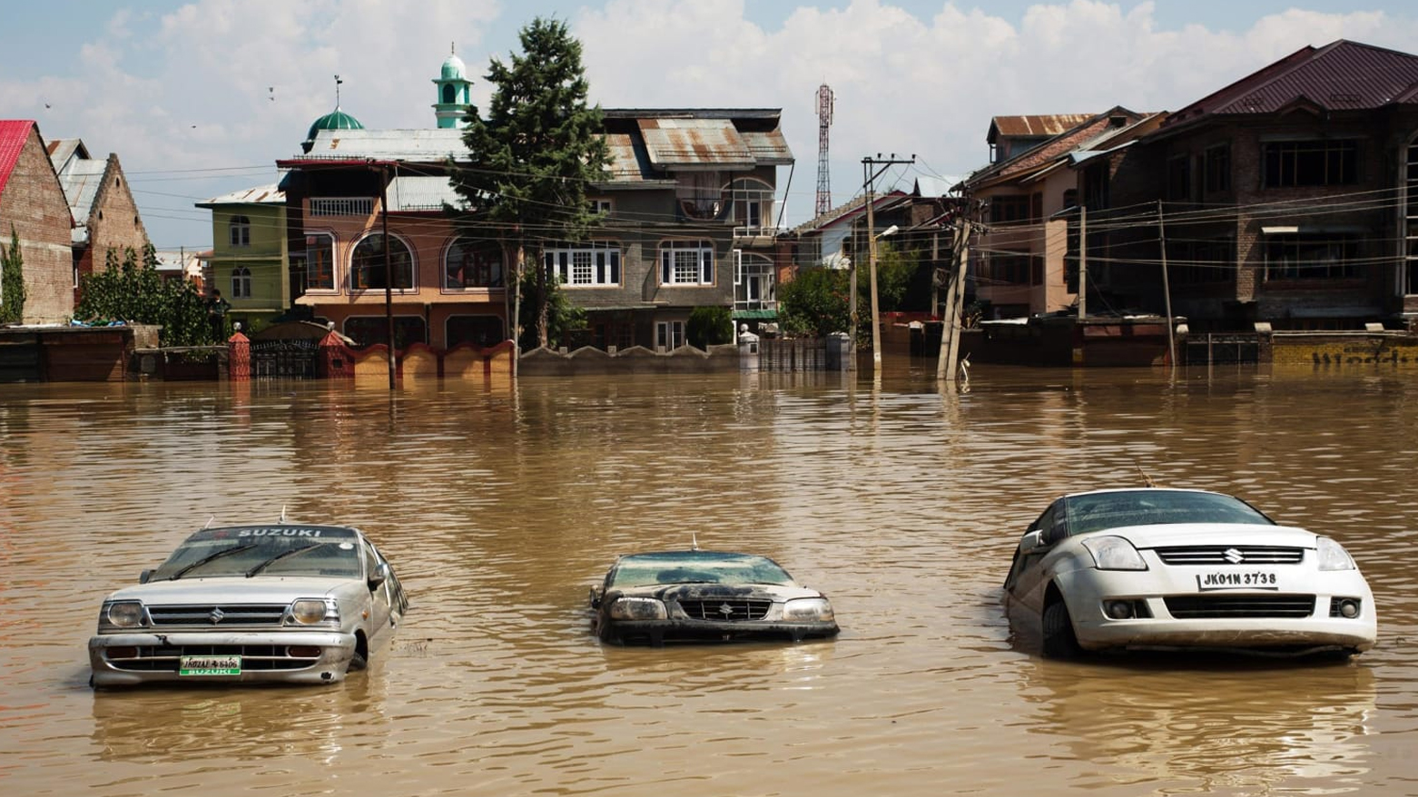 34 قتيلاً على الأقل جراء فيضانات في كشمير الهندية