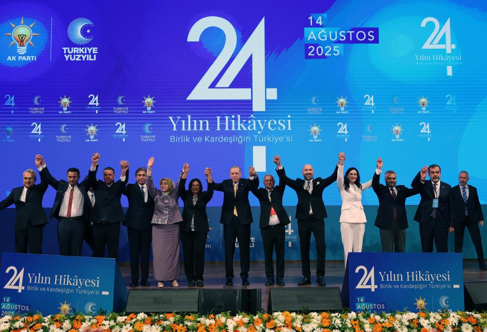 AK Parti'ye 9 belediye başkanı katıldı