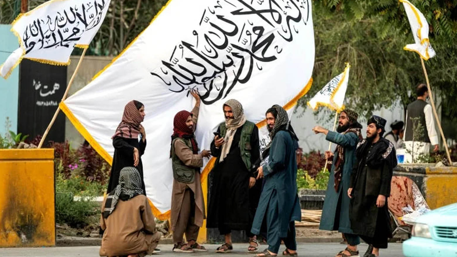 پرچم‌های طالبان به اهتزاز درآمد تا تصرف پایتخت در 15 اوت 2021 را جشن بگیرند – عکس: خبرگزاری فرانسه