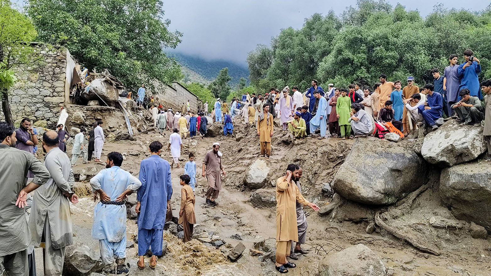 Pakistan'da sel ve heyelanda 180 kişi hayatını kaybetti