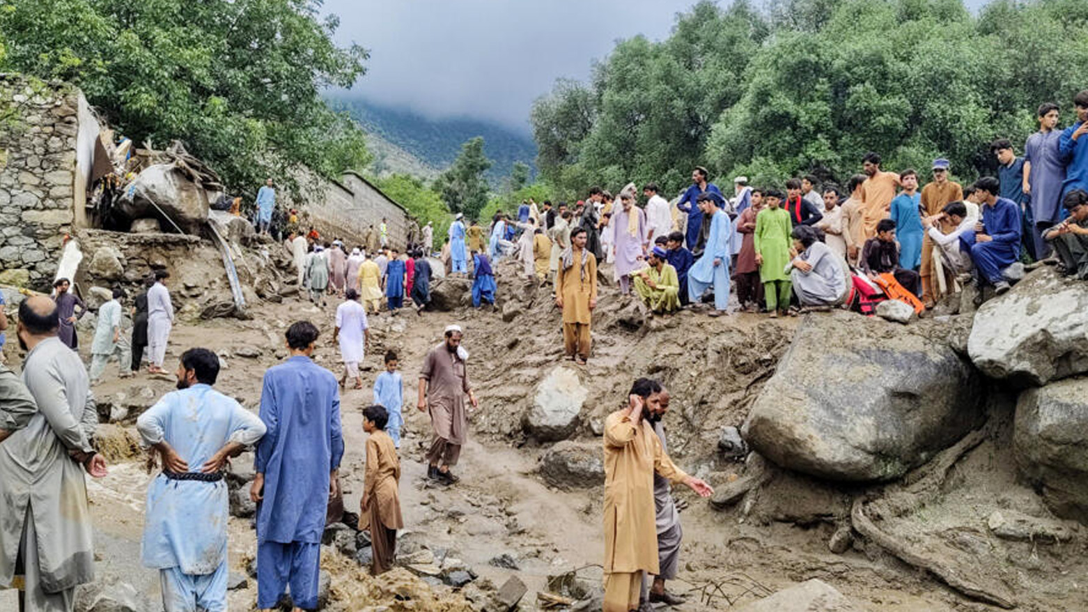 پاکستان..بەهۆی لافاو و ڕۆچوونی زەوی زیاتر لە 200 کەس گیانیان لەدەستداوە