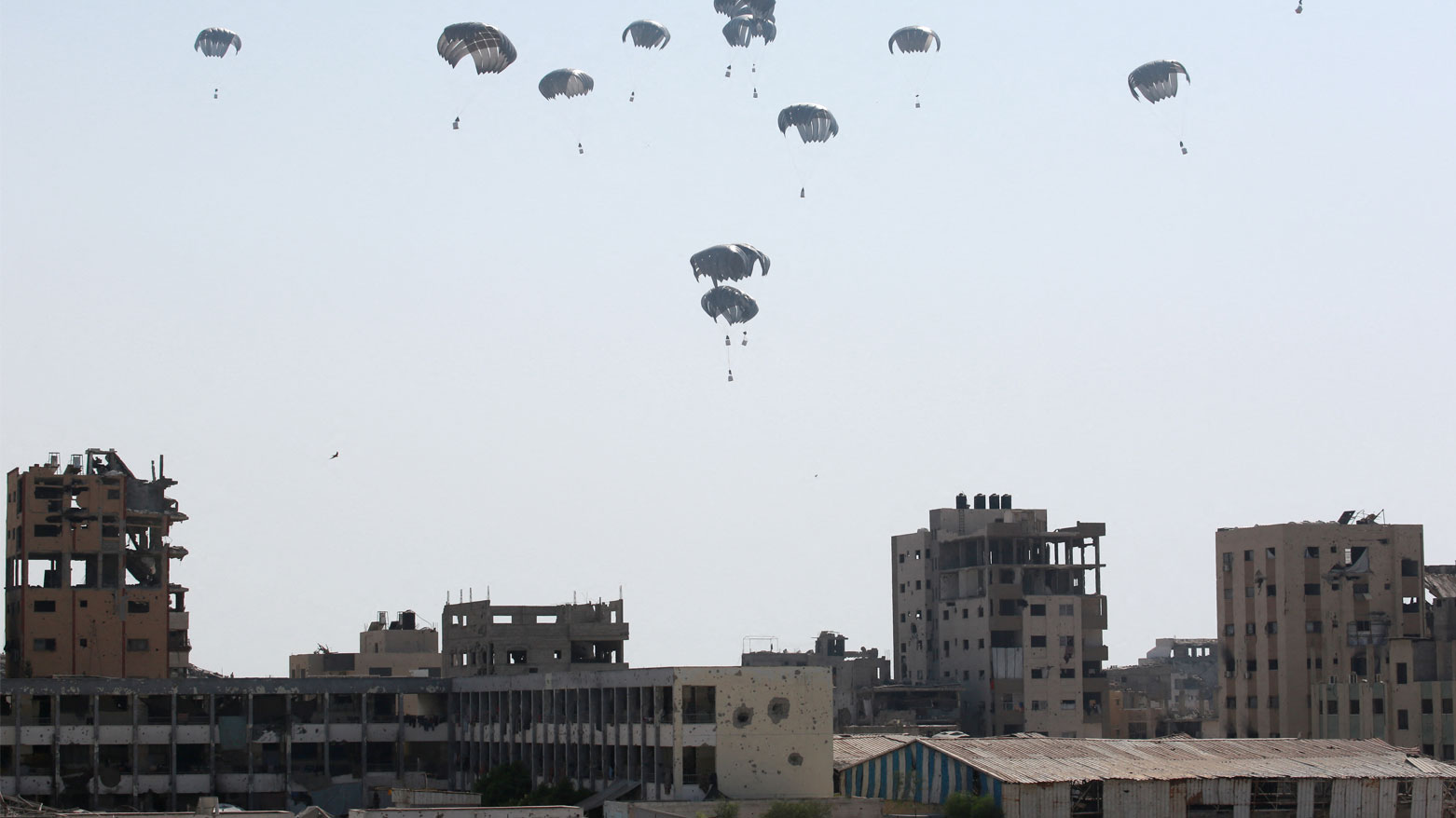 إسقاط مساعدات إنسانية جواً على غزة (فرانس برس)