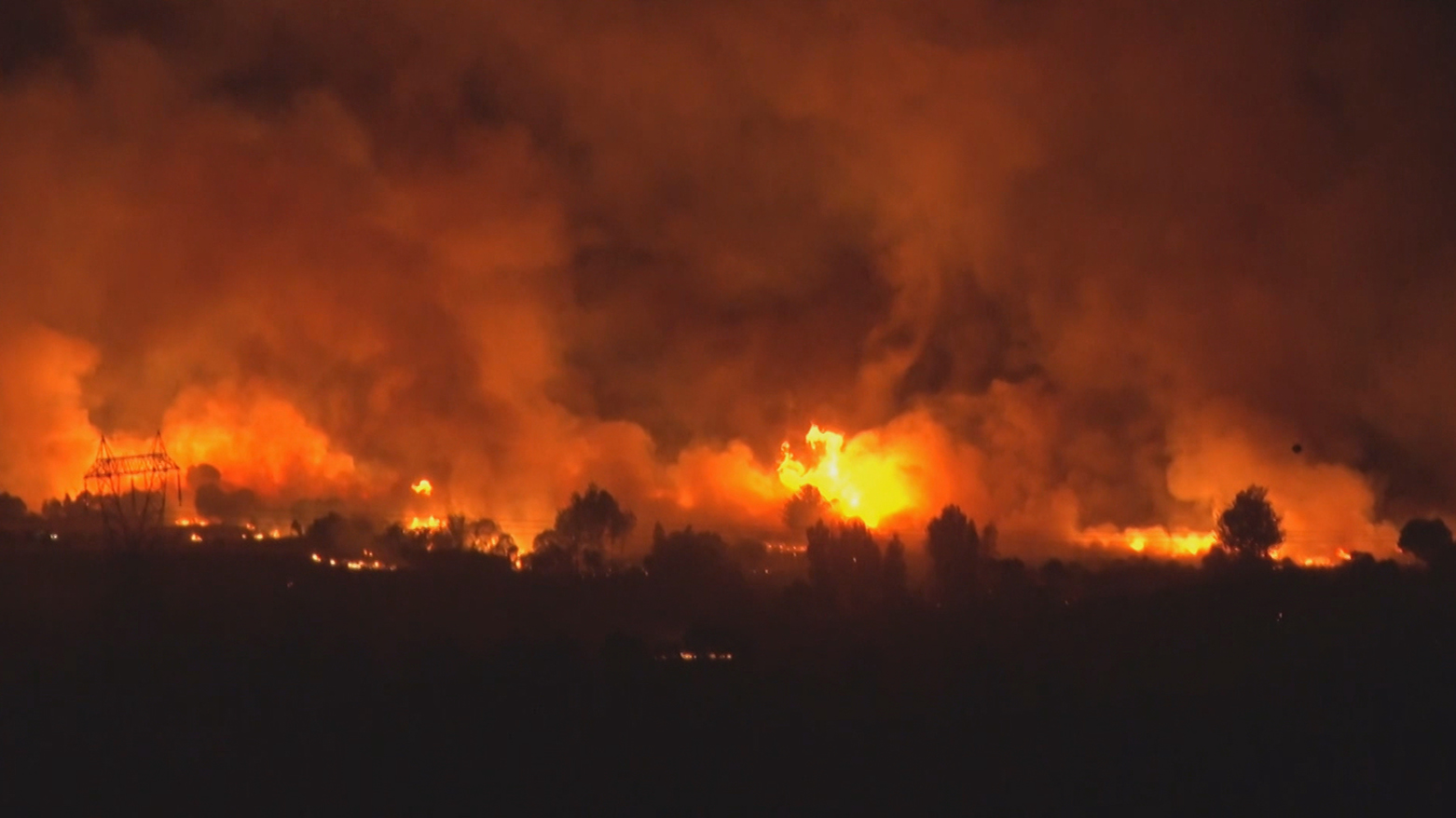 Agir li navçeyên Diyarbekirê belav dibe: Bi hezaran donim şewitîn