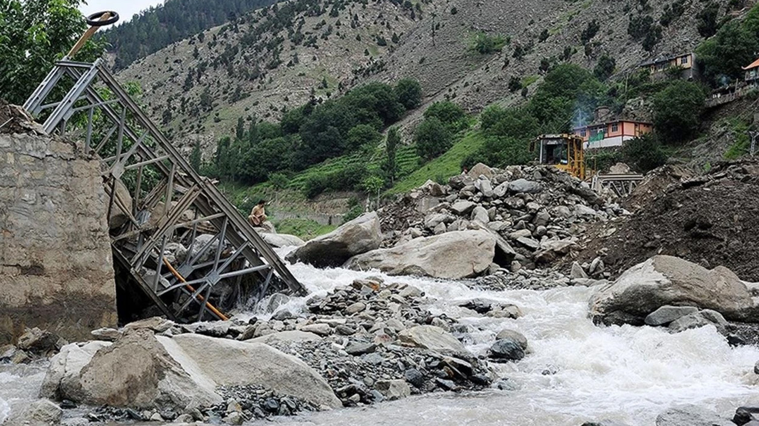 Pakistan'ın kuzeyindeki sellerde ölenlerin sayısı arttı