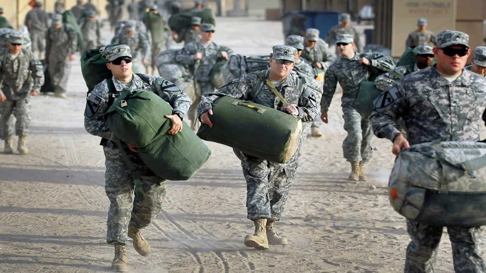 U.S. Army soldiers, carry their bags to waiting trucks after being one of the last American combat units to exit from Iraq on December 15, 2011. (Photo: AP)