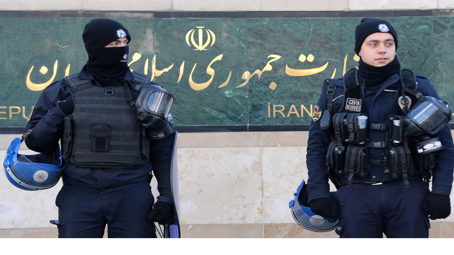 عنصران من قوات الأمن الإيرانية