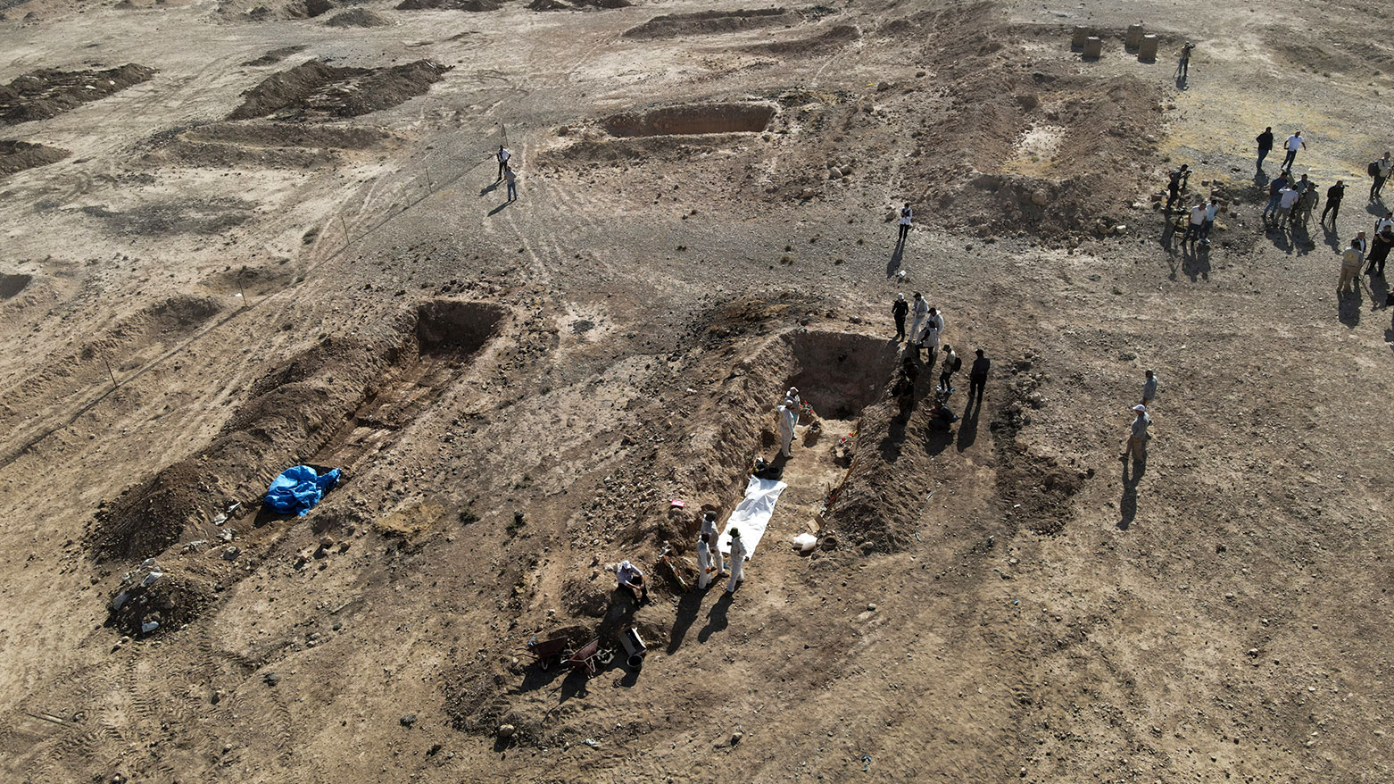 - This aerial view shows the Khasfa site near the northern Iraqi city of Mosul, where authorities have begun excavating a mass grave believed to contain thousands of victims of IS on August 17, 2025. (Photo: AFP)