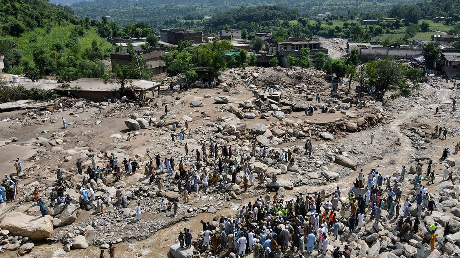 تلاشي آمال العثور على ناجين بعدما قضى مئات في فيضانات باكستان