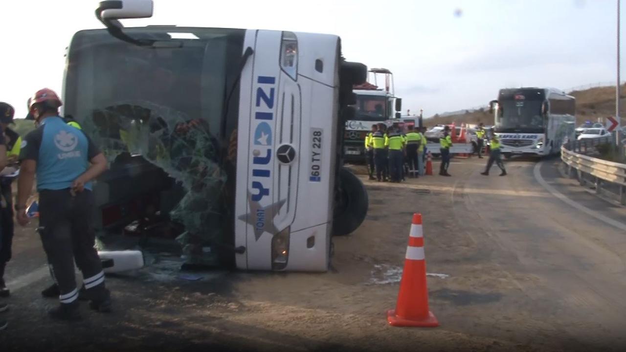 Virajı alamayan yolcu otobüsü devrildi: 3 ölü, 20 yaralı