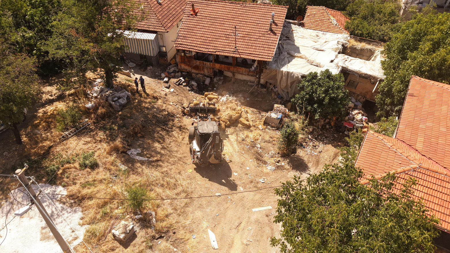 Yaşlı çiftin evinden 20 kamyon çöp çıktı