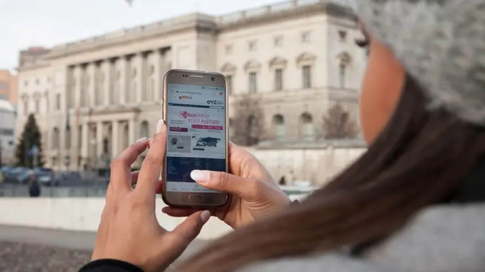 زنی در حال مشاهده اطلاعات موجود در وب‌سایت EVZ