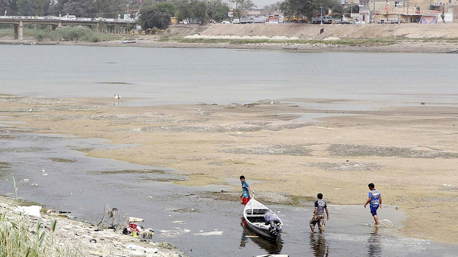 الأزمة البيئية تتفاقم.. العراق يبحث عن حلول لموجات الغبار والجفاف