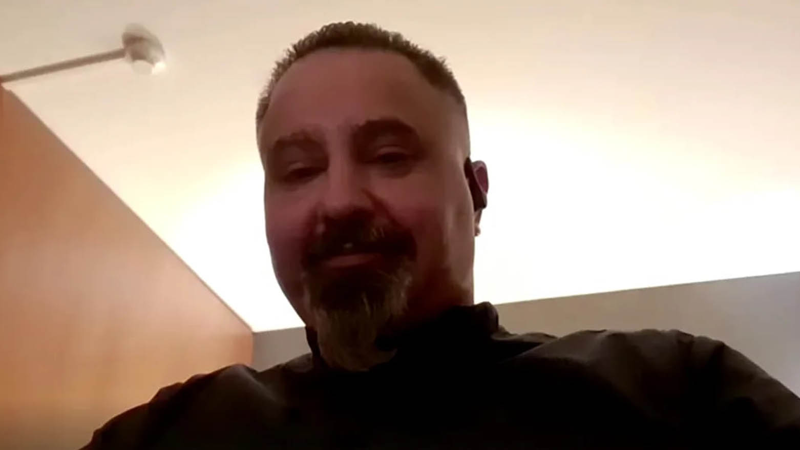 خبرگزاری رویترز این تصویر از طالب العبدالمحسن را منتشر کرد و آن را از یک گروه فعال مستقر در آمریکا به نام بنیاد RAIR USA دریافت کرده است