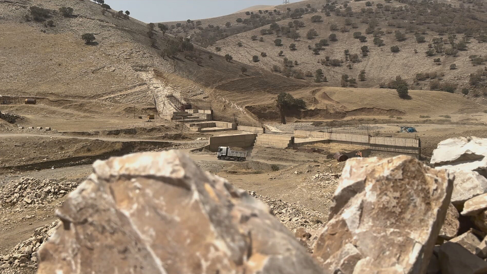 The photo shows the Chaq Chaq 2 Dam project site in Sulaimani, where construction work has recently resumed. (Photo: Kurdistan24)