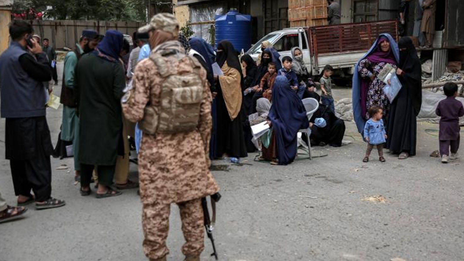 76 قتيلا في أفغانستان في حصيلة جديدة لحادث حافلة تقل مهاجرين عائدين من إيران