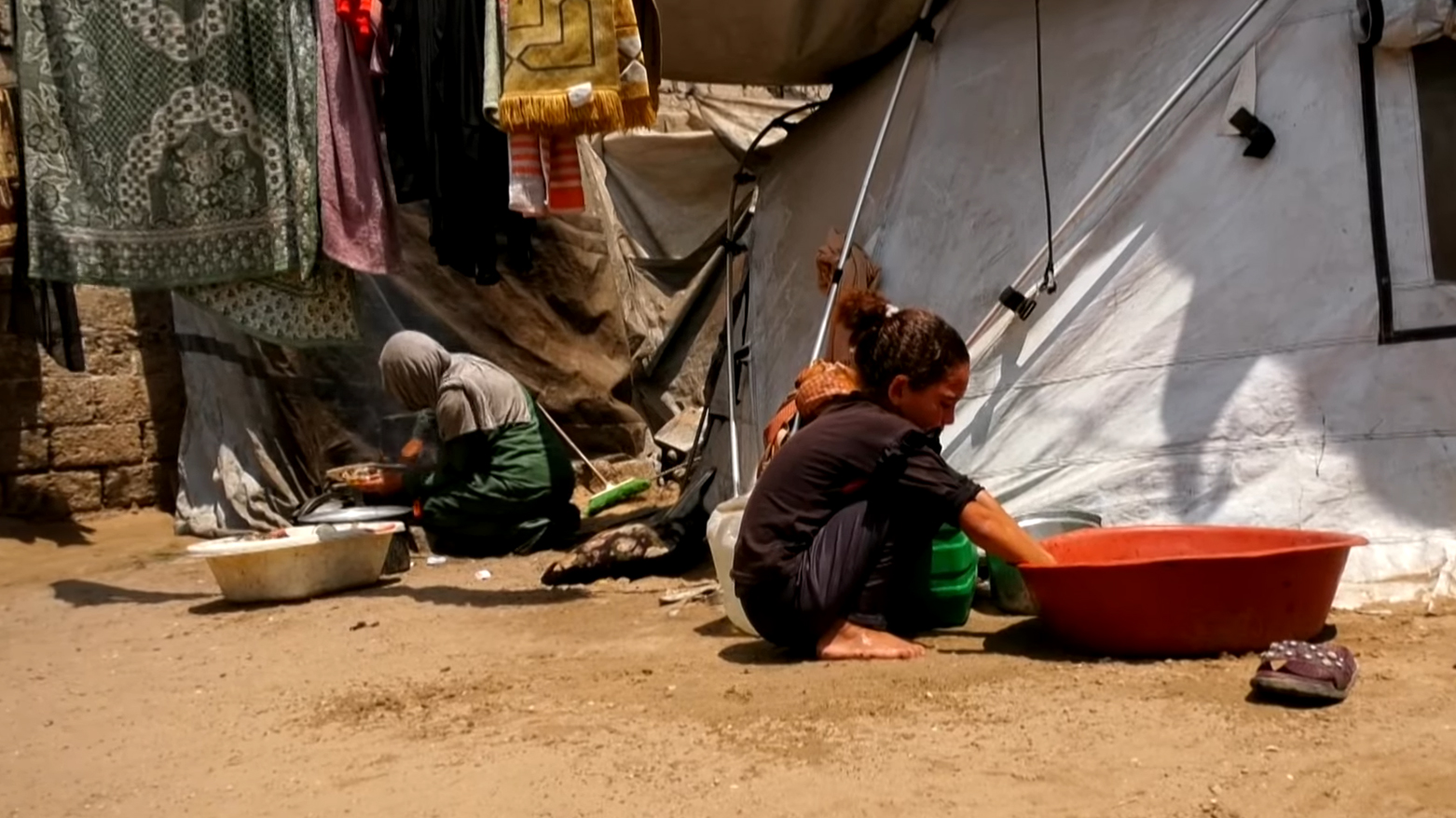 غزة.. حرٌّ قاتل يفاقم معاناة النازحين تحت الخيام
