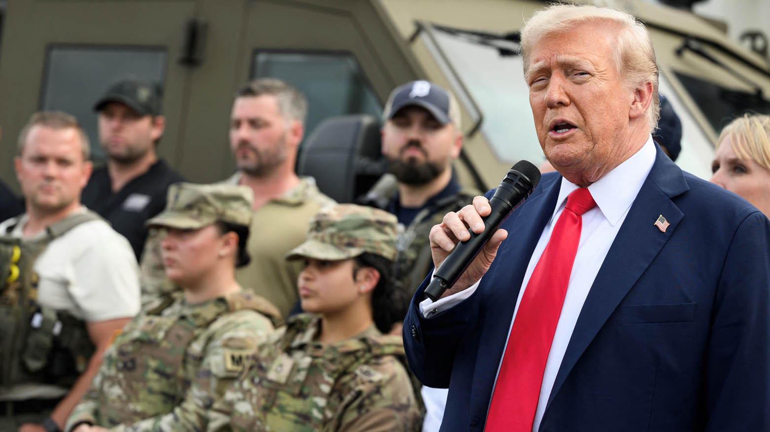 دونالد ترامپ، رئیس جمهور ایالات متحده، در حال بازدید از نیروهای فدرال در مرکز عملیات پلیس پارک آناکوستیا در واشنگتن دی سی، ۲۱ اوت ۲۰۲۵ عکس:‌ای‌اف‌پی