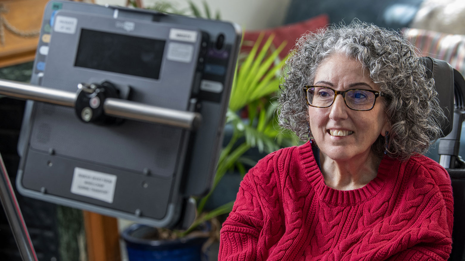 الذكاء الاصطناعي يعيد لسيدةٍ بريطانية صوتها المفقود منذ 25 عاماً