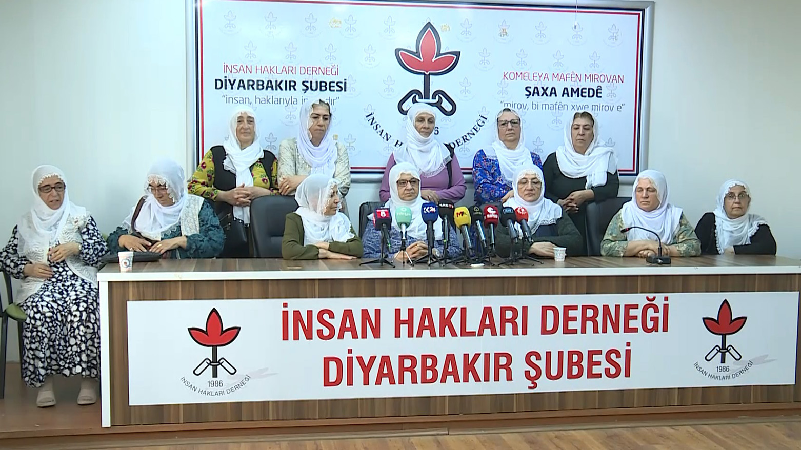 Dayîkên Aştiyê: Em piştgıriya çareseriyê dikin lê helwesta dijî ziman jî qebûl nakin