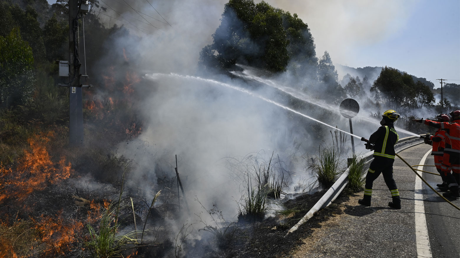 فرق الدفاع المدني يخمدون الحرائق (فرانس برس)