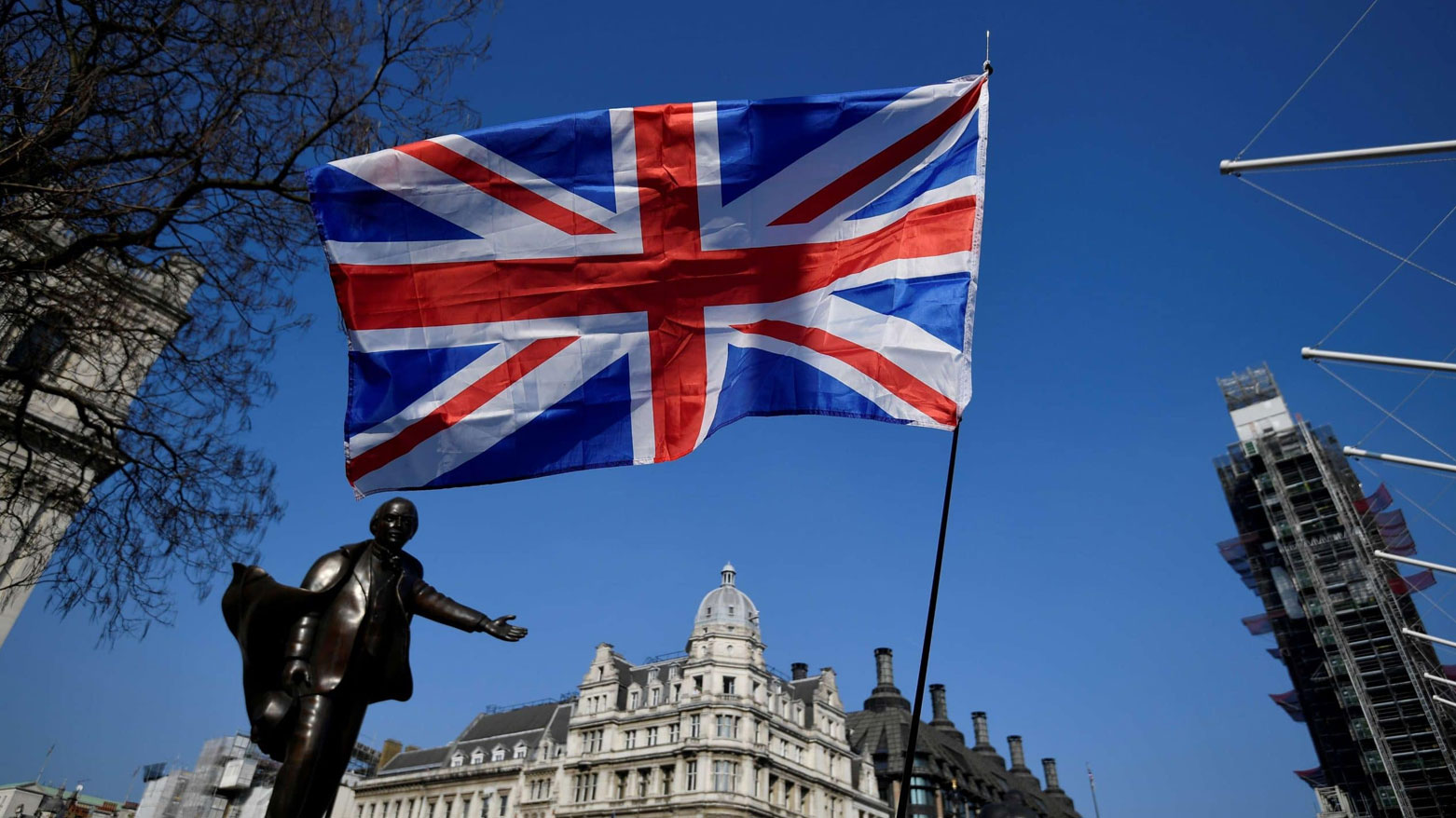 بريطانيا تتعهد بتسريع النظر في طلبات اللجوء مع امتداد التظاهرات أمام فنادق الإيواء